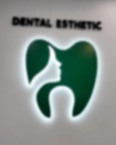 Svetleći natpis DENTAL ESTHETIC sa znakom ordinacije na ulazu